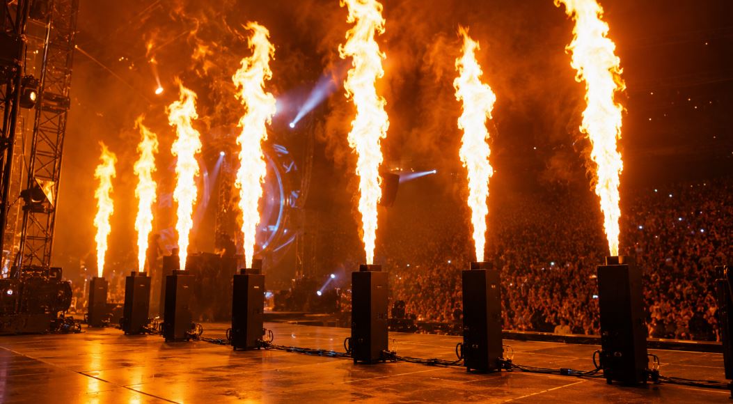 Machines à flamme installées sur une scène devant le public d’un établissement de spectacle